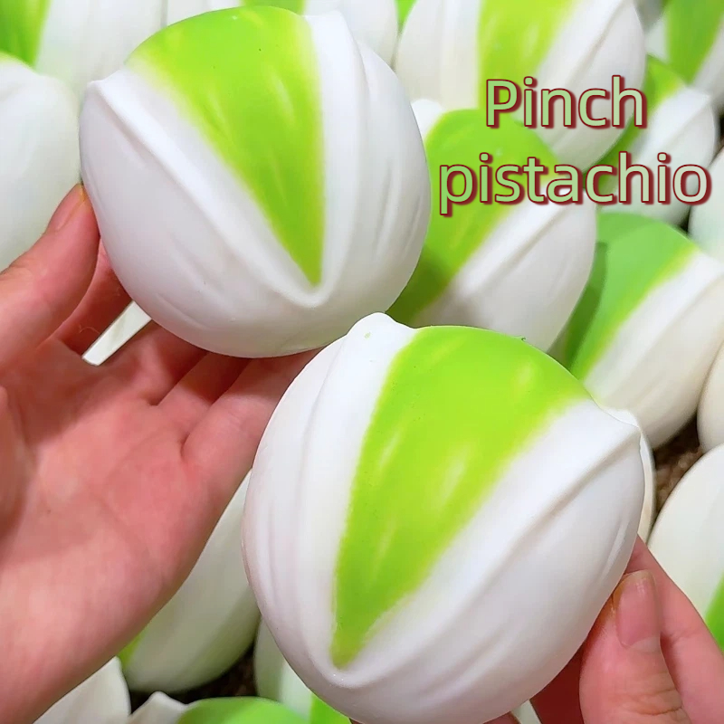 Crystal Growing Kit - Pistachenoten worden met de hand geplet.
